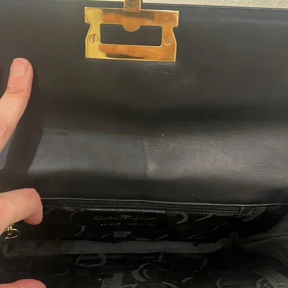 Salvatore Ferragamo Gancini wood logo shoulder bag. Black leather with wood logo - Picture 15 of 17